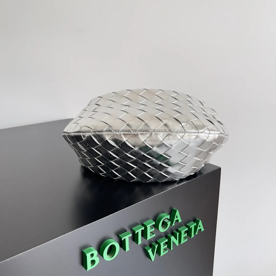 Batch 1160 Bottega veneta͙.——The latest woven knotted hobo🔥 The top-grade lambskin leather is very soft, the bag shape is unique, practical and durable. It retains the traditional woven elements while being a little more flamboyant ~ Made of hand-woven sheepskin, zipper opening and closing, curved seamless structure, effortless to match. Highly recommended⚠️⚠️⚠️ The highest-end in the market🌈 Welcome to compare [all shipped from the factory with a full set of packaging] size: 26x13x8.5cm.    Model: 651876